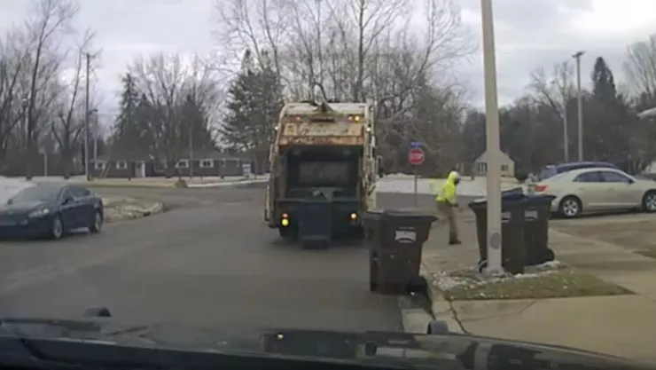 Hombre huye de la policía y lo descubren dentro de un contenedor