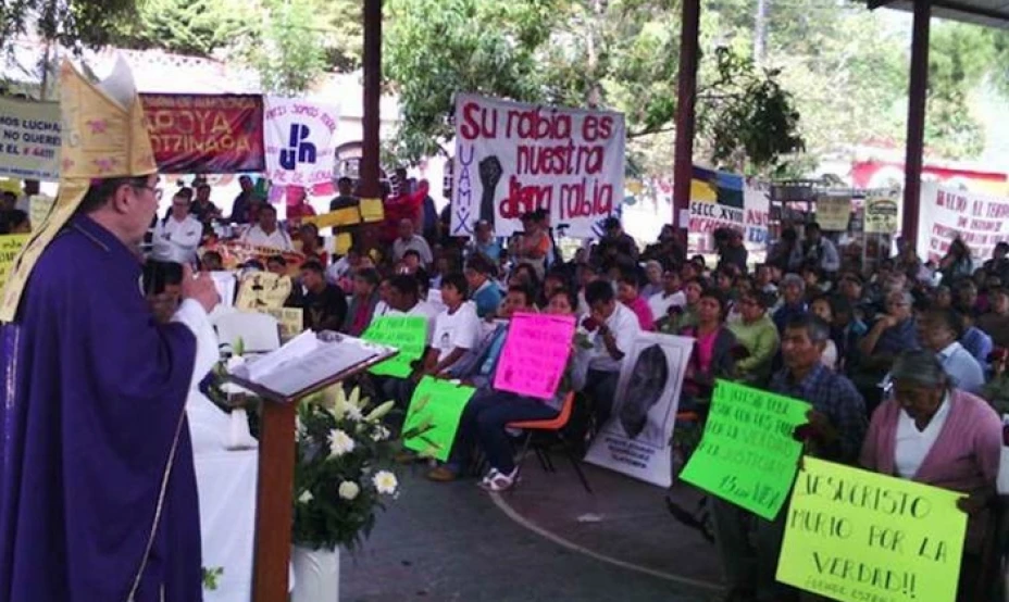 El nuncio Apostólico Christophe Pierre ofreció una misa a los padres y hermanos de 42 estudiantes desaparecidos de la Normal Rural de Ayotzinapa.