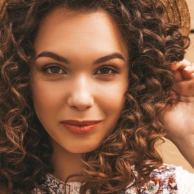 /estilo-de-vida/6-peinados-pelo-rizado-cabello-corto-largo