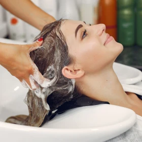 /estilo-de-vida/lavado-inverso-técnica-lavar-pelo-brillo-volumen