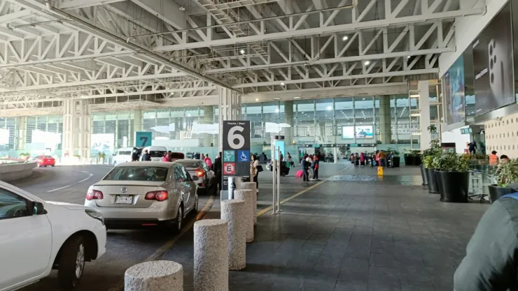 Empresas de taxis del AICM exigen igualdad de condiciones frente a los taxis de aplicación