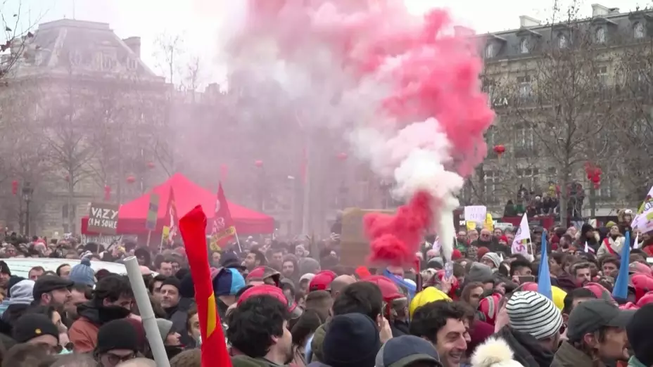 En Francia mujeres protestan por reforma de pensiones de Emmanuel Macron.