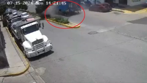 Camión repartidor se queda sin frenos e IMPACTA a varios autos