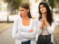 amigas enojadas.jpg
