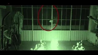 figura extraña aparece frente al equipo de Extranormal en video