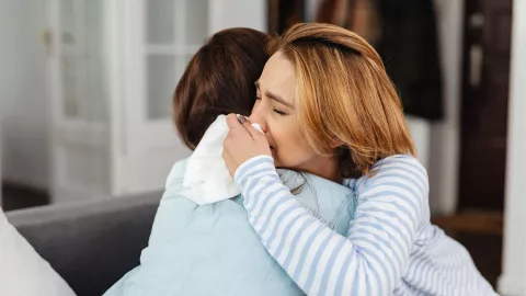 Siempre es buena idea hablar con alguien de confianza y expresar lo que sentimos para aliviar la carga emocional de extrañar un ex.