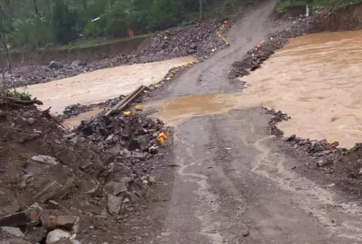 Así se desbordó el río Papaloctipan en Tlacuilotepec; amenaza tránsito en la Sierra Norte de Puebla