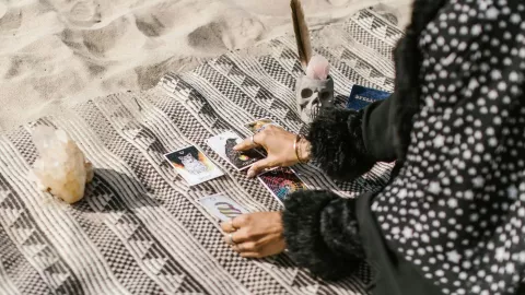 Horóscopo de Nana Calistar para hoy lunes 9 de marzo de 2026 predicciones para los 12 signos del zodiaco