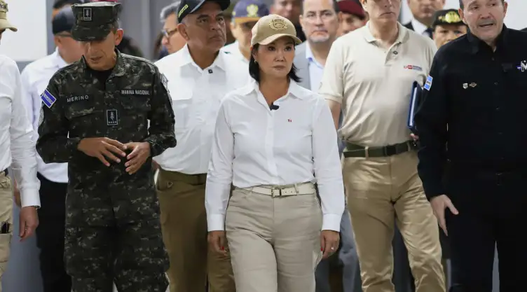 La presidenta de Perú, Keiko Fujimori en la megacárcel de El Salvador.