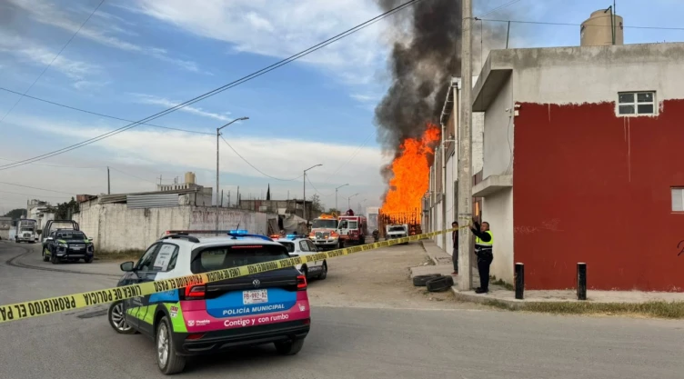Un incendio consume una bodega de madera en Puebla.