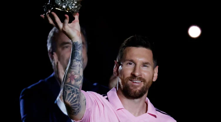 Lionel Messi con el Balón de Oro