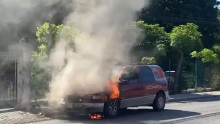 Se registra conato de incendio en camioneta en Circuito Colonias