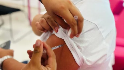 Lista oficial de personas que deben aplicarse las vacunas de influenza, Covid y neumococo 2025