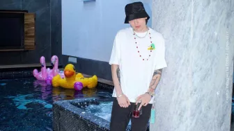 Peso Pluma posando (2).jpg