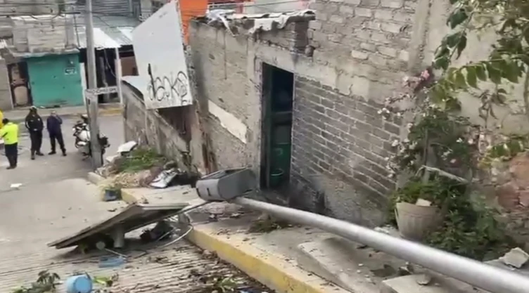 Camioneta se queda sin frenos y termina contra una casa en Ecatepec.jpg