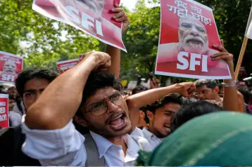 Protesta del movimiento cucaracha en India contra el jefe electoral.