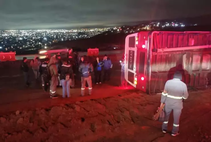 Volcadura de camión de personal moviliza a bomberos en Tijuana hoy 5 de enero de 2026