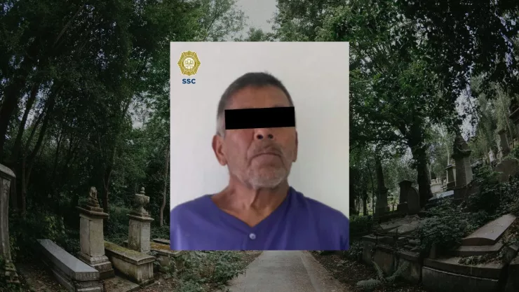Descubren a un hombre robando huesos de un panteón en Iztapalapa, CDMX