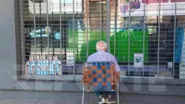 Hombre veía el mundial en la calle, en Argentina