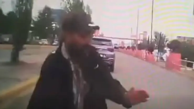 se lanzó contra vehículo
