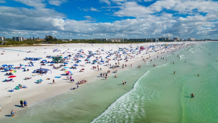 una vista de Siesta Key repleta de turistas