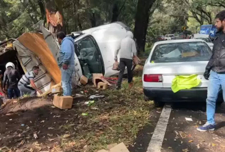 Camión transportaba víveres para Acapulco vuelca en la carretera federal México-Cuernavaca.