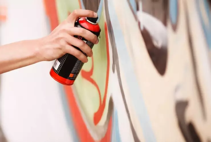 Detienen a jóvenes por grafitear paredes de un negocio en Mérida