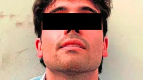 Foto de Ovidio Guzmán, hijo del Chapo, al ser extraditado a Estados Unidos el 15 de septiembre 2023