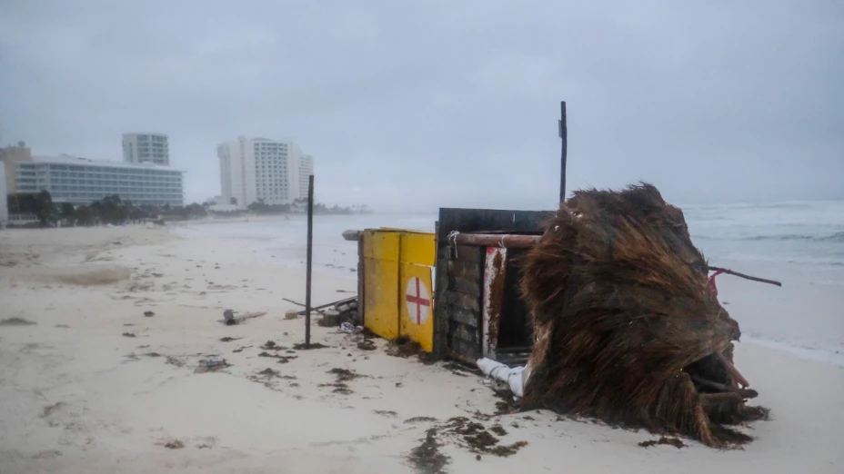 Torre de vigilancia de salvavidas derribada por vientos de huracán Delta en Cancún, México