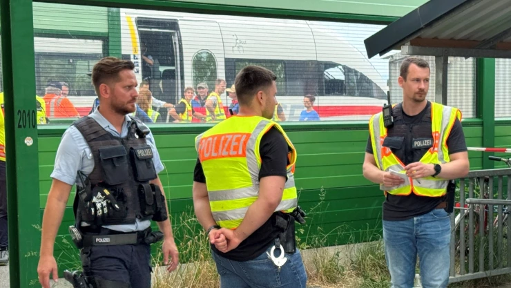 Imagen de personas afuera de un tren de alta velocidad en Alemania.