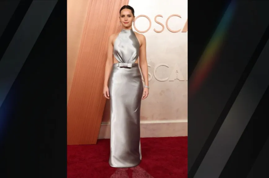 Felicity Jones lució un vestido en corte de tuvo, el cual se destacó por su color plata | Foto: Getty