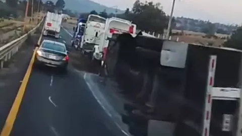 Tráiler sufrió accidente sobre la autopista Orizaba-Puebla hoy: tráfico intenso a Esperanza
