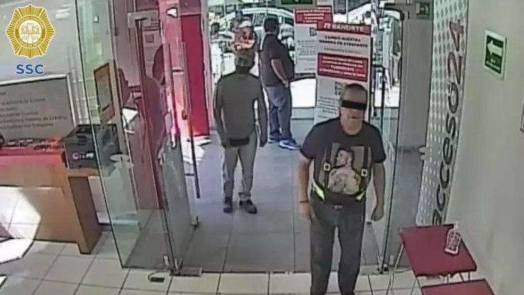 Abuelo intenta robar en banco de CDMX.