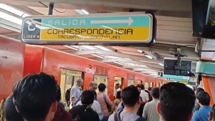 Caos en la Línea 4 del metro; trabajan para rescatar persona que se arrojó a las vías