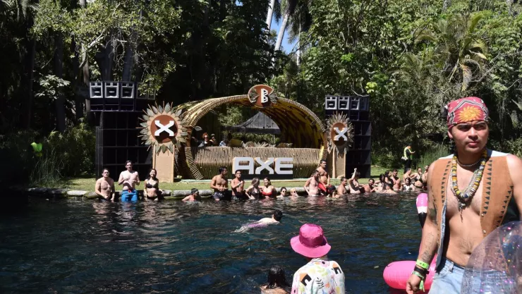 personas en el agua disfrutando de El Asoleadero, uno de los escenarios en Bahidor&aacute;