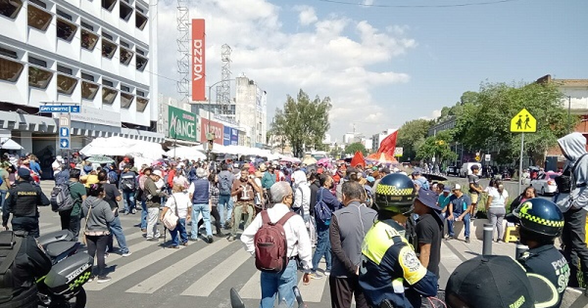En CDMX cientos de maestros salen a las calles para marchar en su día