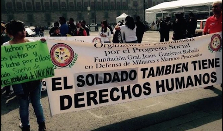 #YoSoy26 marcharon el día de hoy del Zócalo capitalino hacia la residencia oficial de los Pinos