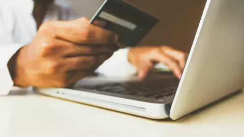 Estos son los motivos por los que pueden BLOQUEAR tu tarjeta de crédito o débito