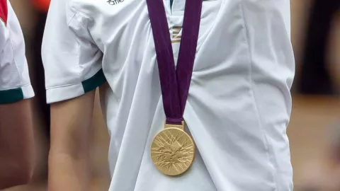 Chatón Enríquez con su medalla de oro