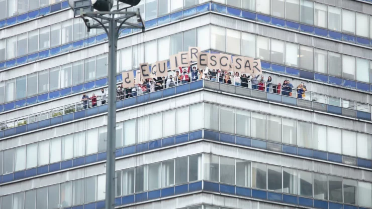 Mujer pide matrimonio a su novia desde la Torre Latino en CDMX