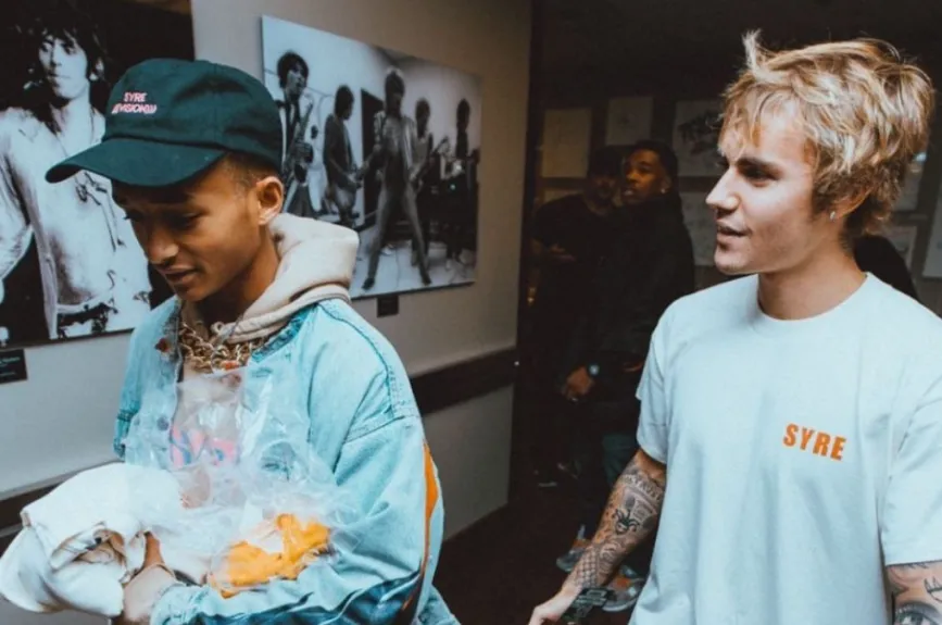 Jaden y Justin se besan (2).jpg