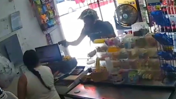Violento asalto fue captado en tienda de Cancún; ¡Ladrón se dio tiempo para ‘actuar’!