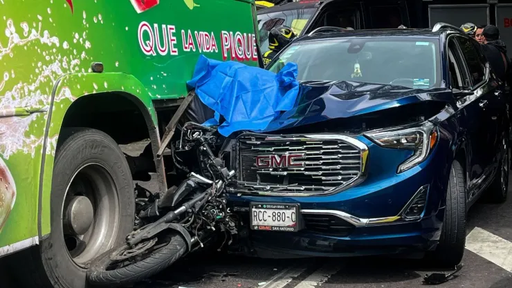 CDMX: Automovilista atropella a un asaltante y lo deja prensado sobre el Eje 5 Sur