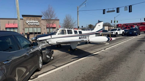 Avión ligero tras aterrizaje de emergencia en Gainesville, Georgia, el 9 de febrero de 2026.