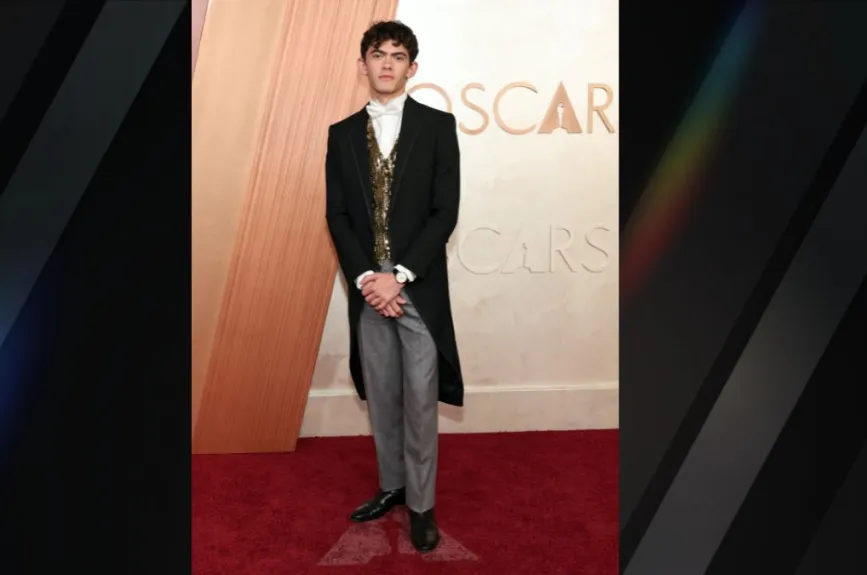 El actor Joe Locke fue una de las jóvenes celebridades más comentadas en redes sociales, por lucir un look inspirado en la realeza. | Foto: Mike Coppola/Getty Images
