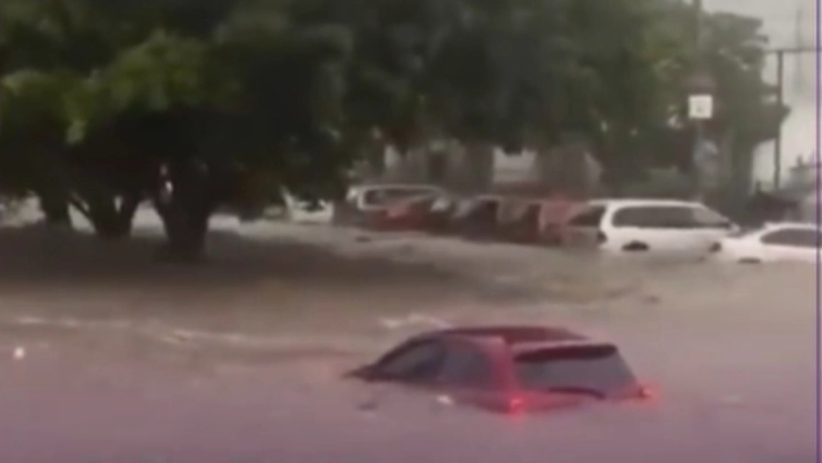 Caos vehicular en Guadalajara por intensas lluvias y pronóstico de más tormentas en los próximos días.
