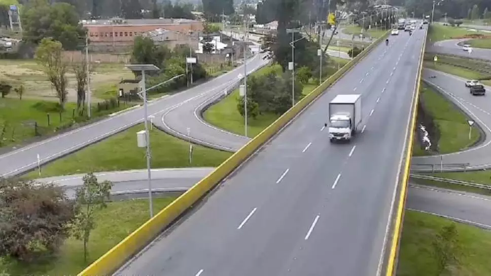 El pasado 9 de octubre un hombre que circulaba por un puente en Colombia fue arrollado por un camión