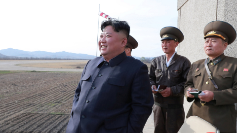 Kim Jong Un observa un entrenamiento de pilotos de la Fuerza Aérea del Ejército Popular Coreana en una ubicación no revelada el 16 de abril de 2019. Imagen: Reuters