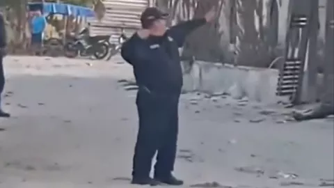 Policías utilizan resorteras contra ladrón en Celestún, Yucatán.