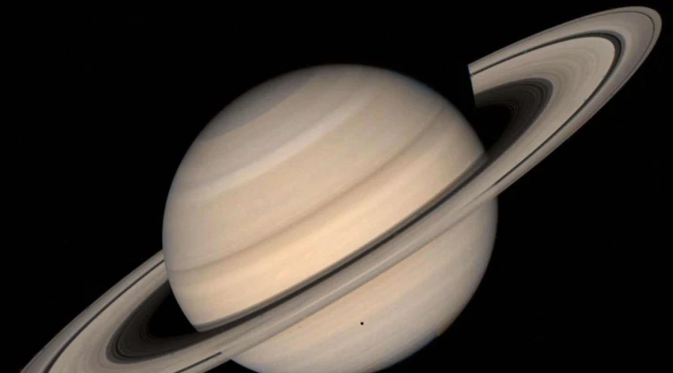 Vista de los anillos del planeta Saturno